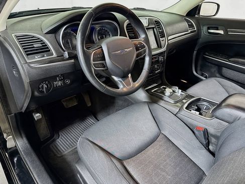 Used 2019 Chrysler 300 Touring w/ Chrome Appearance Package RWD image 7