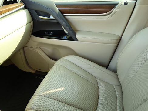 Used 2021 Lexus LX 570 4WD w/ 3rd Row & Luxury Pkg image 11