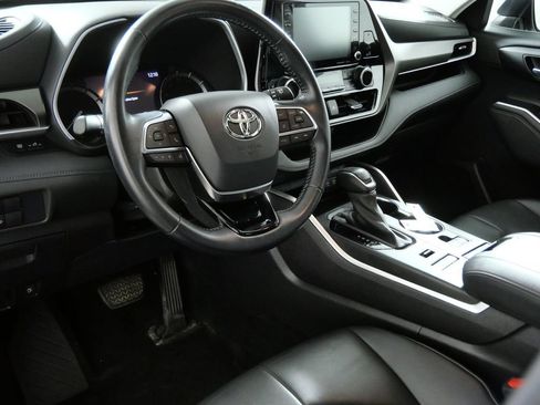 Used 2020 Toyota Highlander XLE AWD/4WD image 4