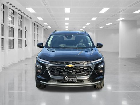 Certified 2025 Chevrolet Trax LT image 2