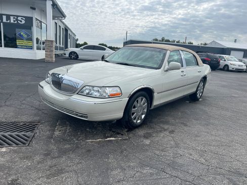Used 2007 Lincoln Town Car Designer Series RWD image 1
