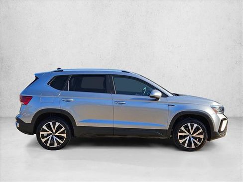 Used 2024 Volkswagen Taos SE FWD image 4