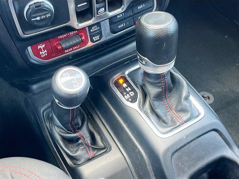 Used 2022 Jeep Wrangler Unlimited Rubicon w/ Cold Weather Group AWD/4WD image 18