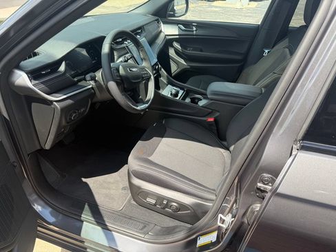 Used 2025 Jeep Grand Cherokee 4WD image 18