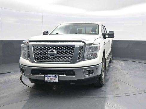 Used 2018 Nissan Titan SV w/ SV Convenience Package image 3