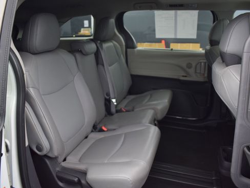 Used 2022 Toyota Sienna XLE image 11