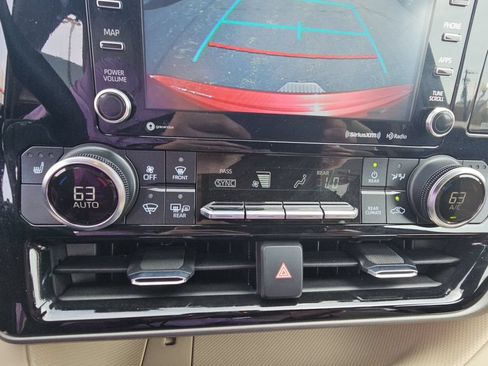 Used 2022 Toyota Highlander XLE AWD/4WD image 18