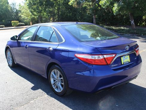Used 2015 Toyota Camry SE w/ Moonroof Package FWD image 3