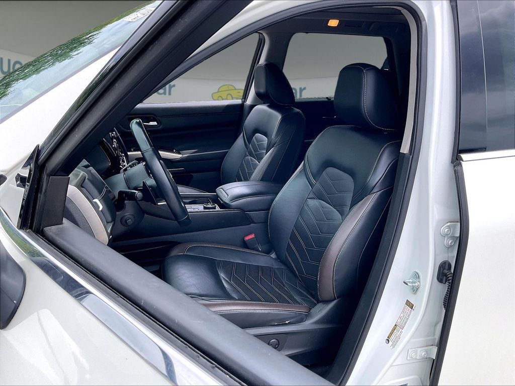 Used 2023 Nissan Pathfinder Platinum w/ Cargo Package AWD/4WD image 9