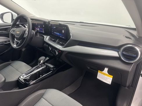 Used 2026 Chevrolet Trax LT w/ Driver Confidence Package FWD image 28