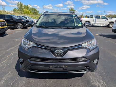Used 2018 Toyota RAV4 XLE AWD/4WD image 2