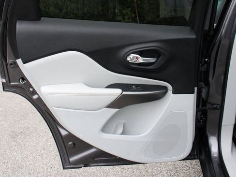 Used 2020 Jeep Cherokee Limited image 31