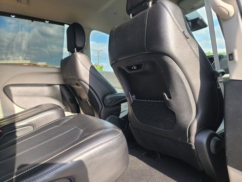 Used 2023 Chrysler Pacifica Touring-L FWD image 31
