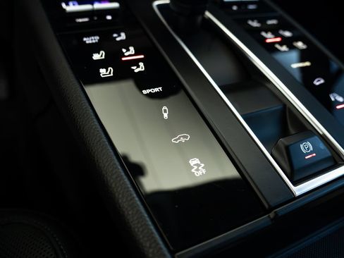 Certified 2024 Porsche Macan AWD/4WD image 13