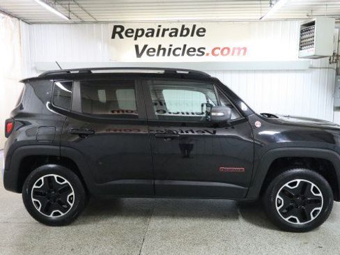 Used 2015 Jeep Renegade Trailhawk AWD/4WD image 4