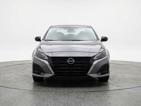 Used 2025 Nissan Altima 2.5 SV FWD image 2