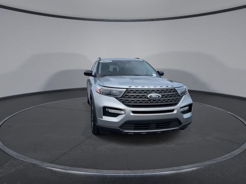 Used 2023 Ford Explorer XLT w/ Equipment Group 202A RWD image 3