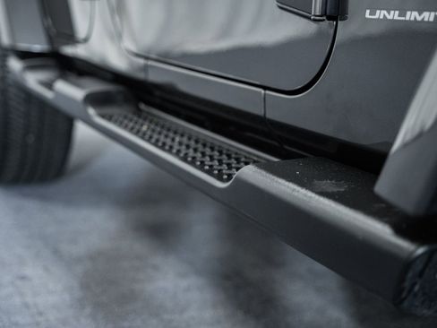 Used 2018 Jeep Wrangler Unlimited Sahara w/ Connectivity Group image 17