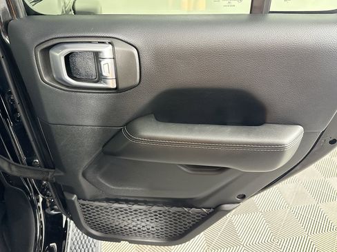 Used 2018 Jeep Wrangler Unlimited Sahara w/ Uconnect 4C Nav & Sound Group image 27