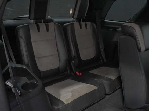 Used 2017 Ford Explorer XLT w/ Equipment Group 202A FWD image 17