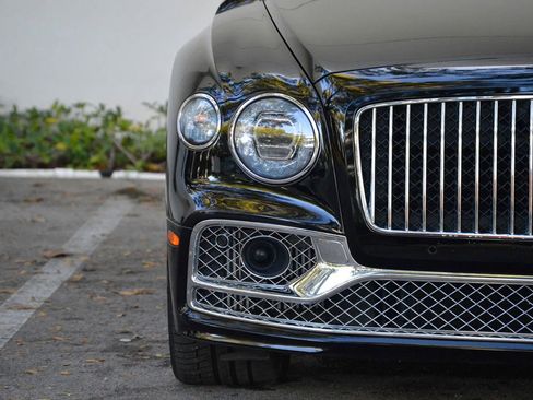 Used 2022 Bentley Flying Spur V8 image 21