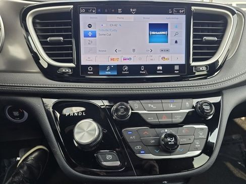 New 2026 Chrysler Pacifica Select image 12