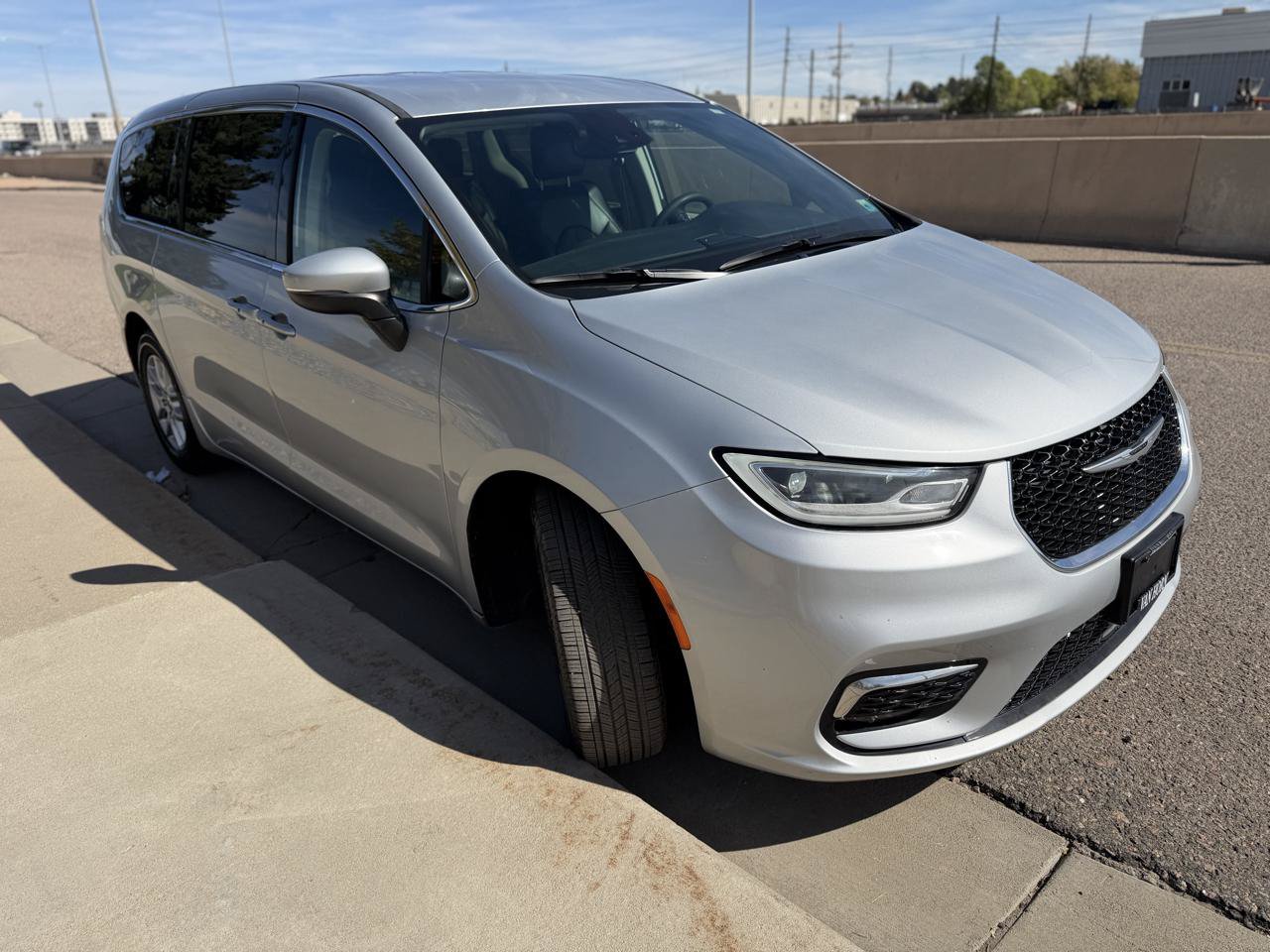 Used 2023 Chrysler Pacifica Touring-L FWD image 7