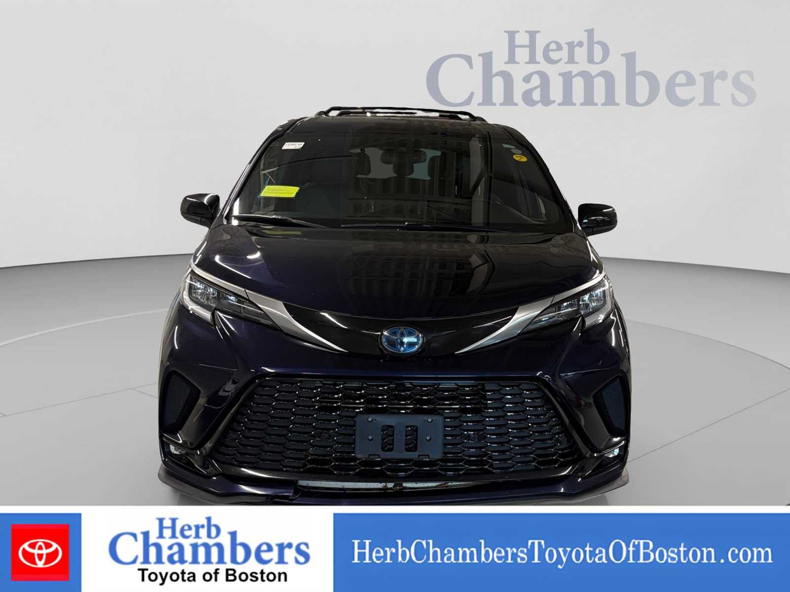 Used 2021 Toyota Sienna XSE w/ XSE Plus Package AWD/4WD image 2