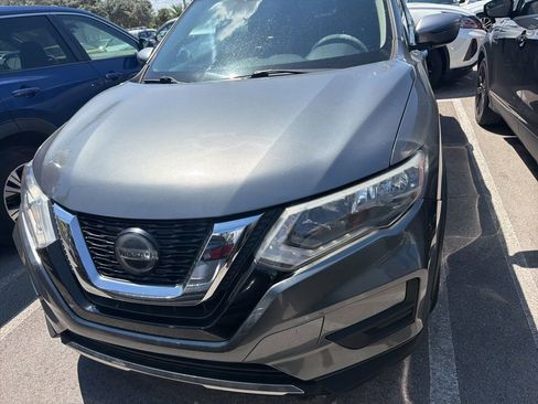 Used 2018 Nissan Rogue SV image 2