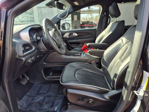 Used 2025 Chrysler Pacifica Limited FWD image 2