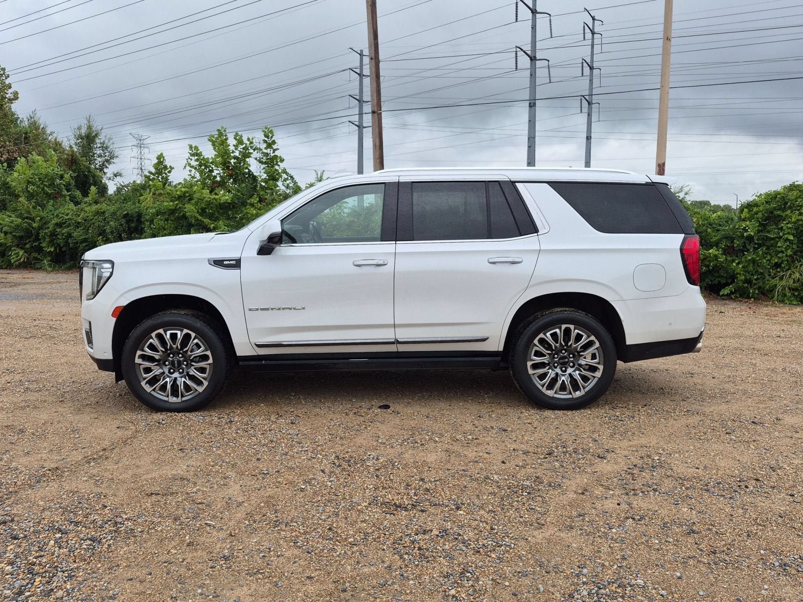 Used 2023 GMC Yukon Denali Ultimate AWD/4WD image 2