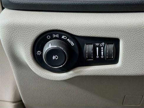 Used 2018 Chrysler Pacifica Touring Plus w/ Tire & Wheel Group image 10