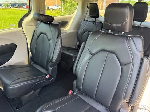 Certified 2024 Chrysler Pacifica Touring-L FWD image 12
