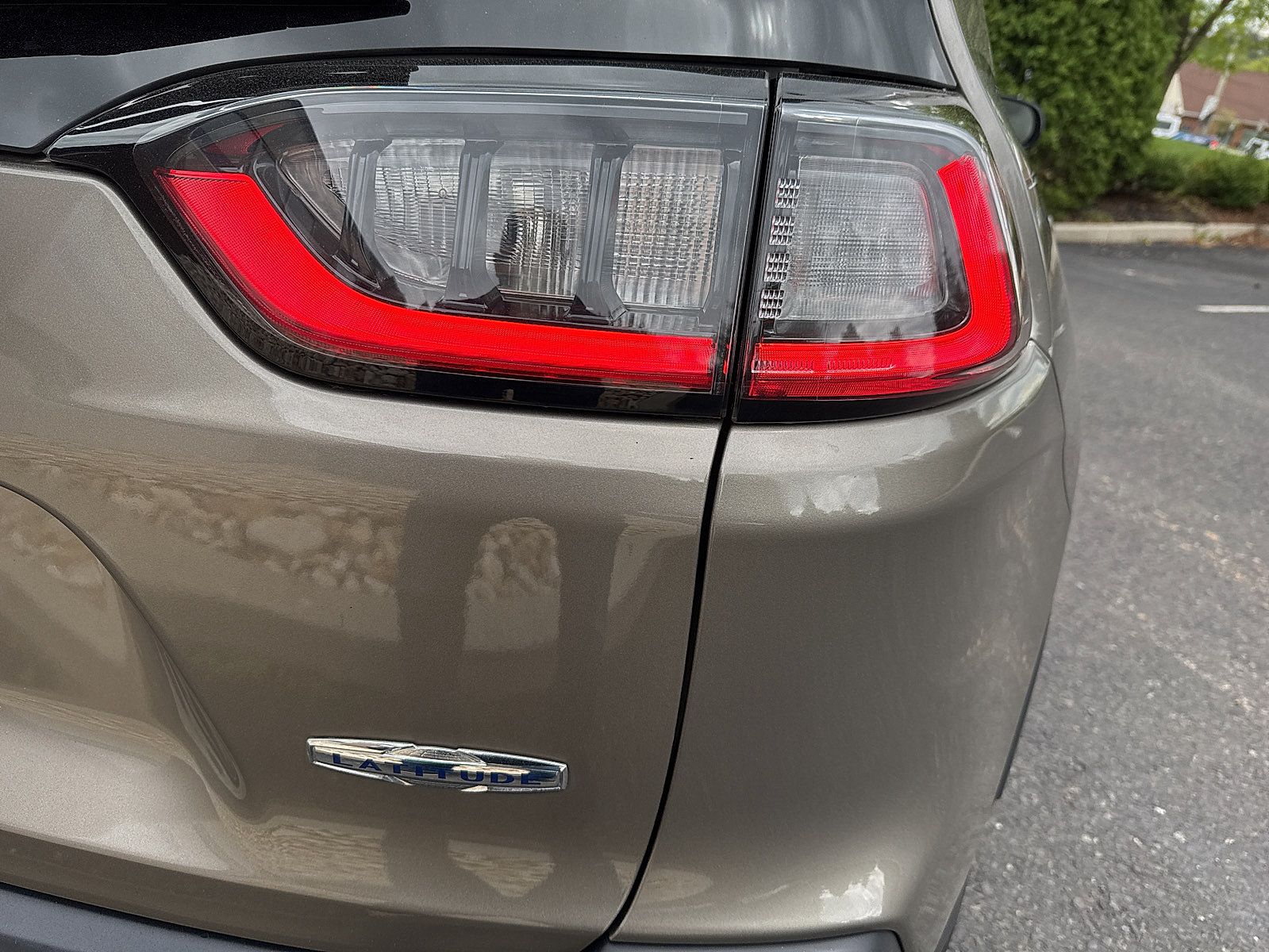 Used 2019 Jeep Cherokee Latitude w/ Cold Weather Group AWD/4WD image 24