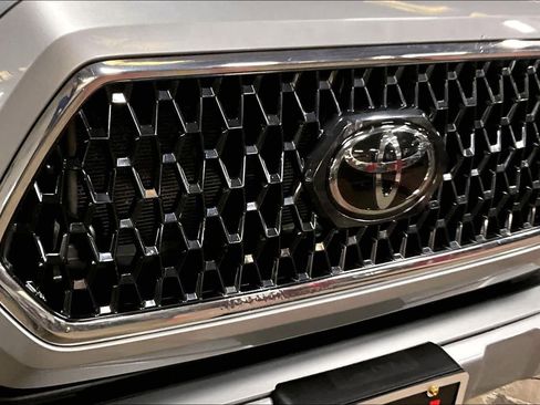 Used 2018 Toyota Tacoma TRD Sport w/ Technology Package image 28