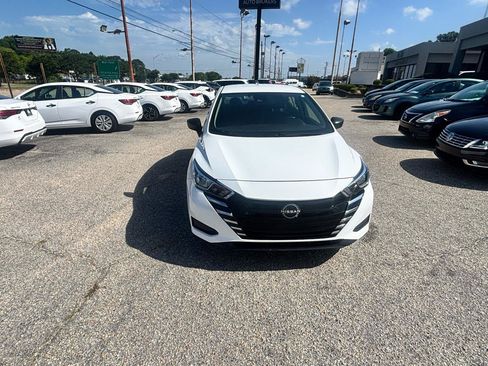 Used 2023 Nissan Versa S FWD image 2