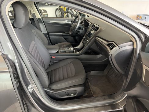 Used 2017 Ford Fusion SE image 32