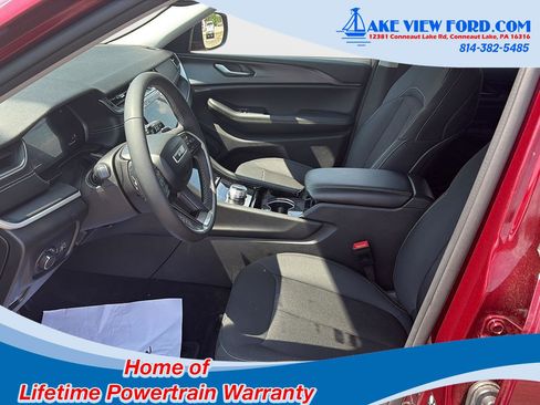 Used 2023 Jeep Grand Cherokee Laredo image 3