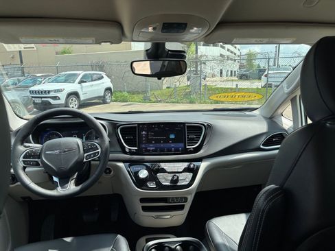 Used 2024 Chrysler Pacifica Touring-L image 33