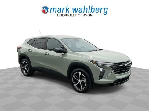 Used 2024 Chevrolet Trax RS w/ Driver Confidence Package FWD image 2