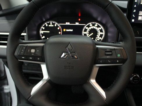 New 2026 Mitsubishi Outlander SE image 8