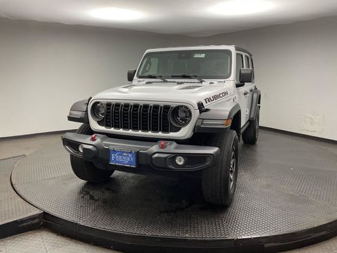 Used 2025 Jeep Wrangler Unlimited Rubicon AWD/4WD image 3