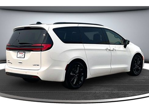 Certified 2025 Chrysler Pacifica Limited FWD image 18