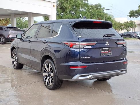 Used 2025 Mitsubishi Outlander SE FWD image 3