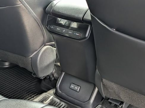 Used 2023 Toyota Highlander XLE AWD/4WD image 32