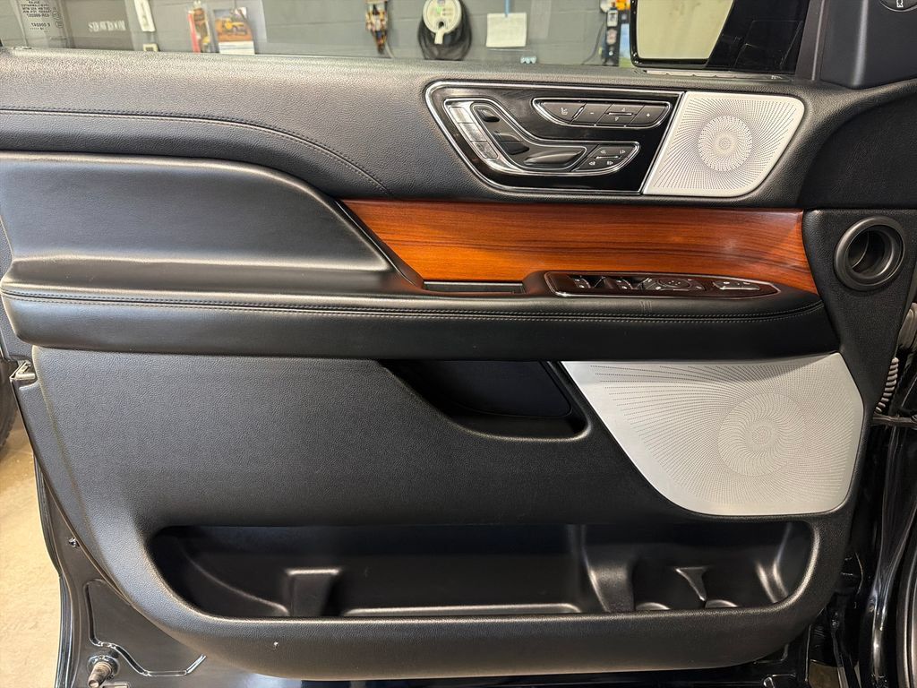 Used 2018 Lincoln Navigator Reserve w/ Technology Package AWD/4WD image 15