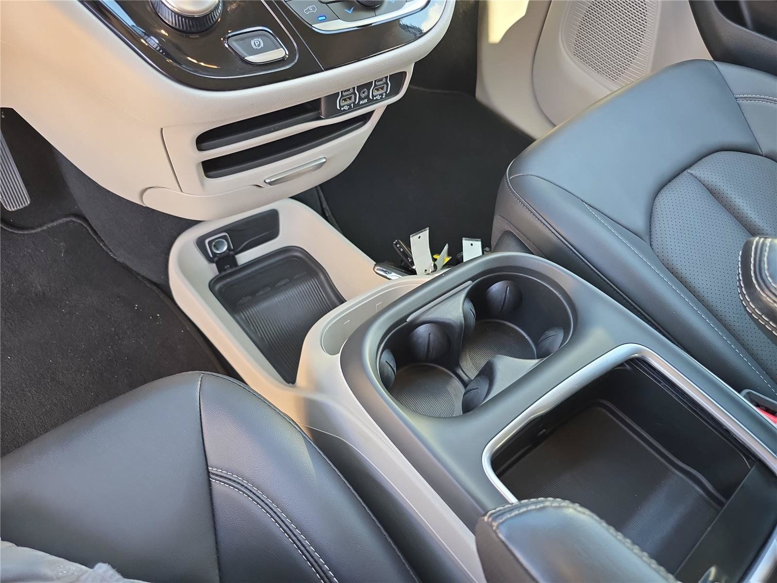 Used 2024 Chrysler Pacifica Touring-L FWD image 28