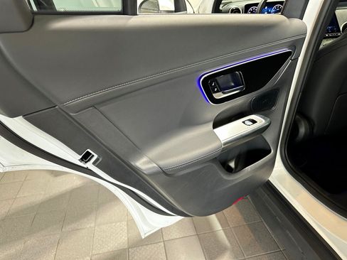 Used 2025 Mercedes-Benz GLC 300 4MATIC image 28