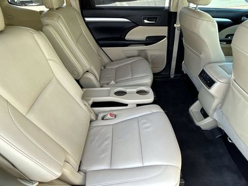 Used 2018 Toyota Highlander XLE FWD image 14