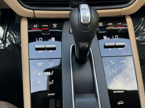 Certified 2025 Porsche Macan AWD/4WD image 29